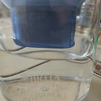 Brita Sürahi Dibinde Kum Tanecikleri Oluştu