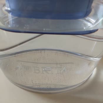 Brita Sürahi Dibinde Kum Tanecikleri Oluştu