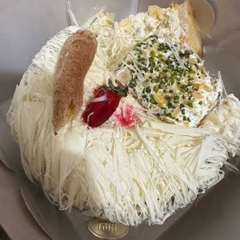 Pelit Pastanesi Bozuk Ekşimiş Pastası Satıyor