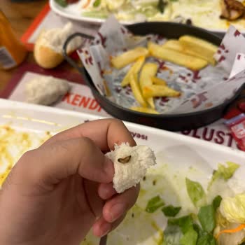 Tavuk Dünyası Yediğimiz Tabağın İçerisinde Ki Salatadan Büyük Bir Kurt Cıktı!