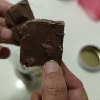 Bolçi Çikolatanın İçinden Canlı Kurtlar Çıktı