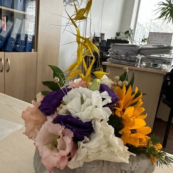 Taze Çiçek (tazecicek.com) Çiçeklerin Uçları Kararmaya Başlamış Ve Solgun.