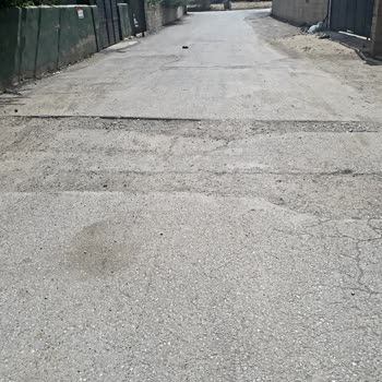 Van Büyükşehir Belediyesi Çöplü Ve Bozuk Yollar