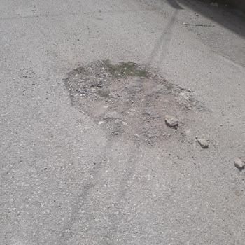 Van Büyükşehir Belediyesi Çöplü Ve Bozuk Yollar