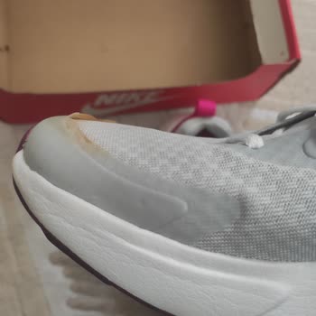 Nike Spor Ayakkabısında Yaşanan Açılma Sorunu