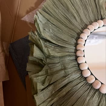 Aynadaa Dekorasyon Ürünlerinin Basitliği Ve Özensiz Paketlenmesi