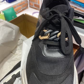 Elle Ayakkabı Mağazası Ayıplı Ürününe Yama Yapıp Gönderdi!