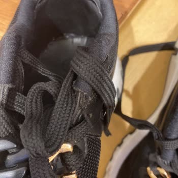 Elle Ayakkabı Mağazası Ayıplı Ürününe Yama Yapıp Gönderdi!