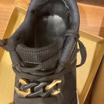 Elle Ayakkabı Mağazası Ayıplı Ürününe Yama Yapıp Gönderdi!