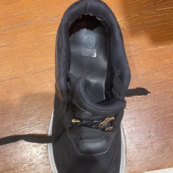 Elle Ayakkabı Mağazası Ayıplı Ürününe Yama Yapıp Gönderdi!