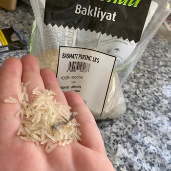 Seyhanlar Market (Bursa) Pirincin İçinden Tuş Tüyü Çıktı