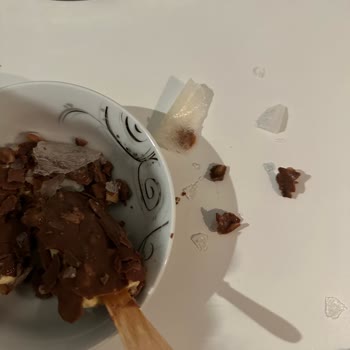 Magnum Mini 6lı Paketin İçi Erimiş Ve Tekrar Dondurulmuş Dağınık Çıktı