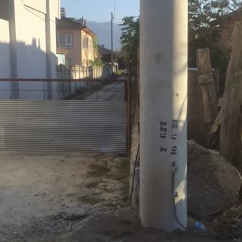 SEDAŞ, Elektrik Direğiyle Yolumuzu Daralttı.
