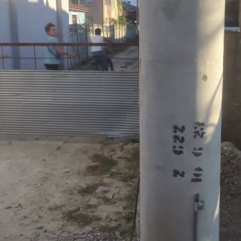 SEDAŞ, Elektrik Direğiyle Yolumuzu Daralttı.