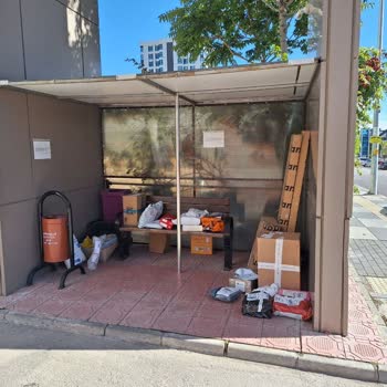 Aras Kargo Görevlileri Kargoları Site Girişine Bırakıyor.