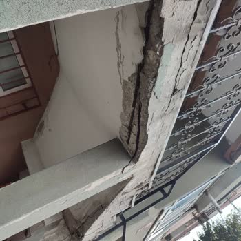 İBB - İstanbul Büyükşehir Belediyesi Yıkılmak Üzere Olan Bina