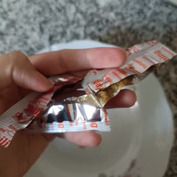Oba Mie Noodle Paketindeki Sos Toz Halinden Hamur Haline Gelmiş