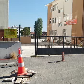 Türk Telekom Firması Okul Önünde Oluşan Çukurunu Kapatmıyor