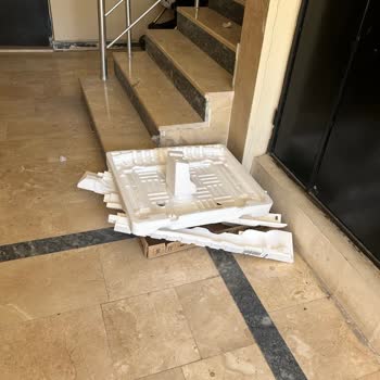 Vestel Ürün Kurulumundan Çıkan Çöpler Binaya Atıldı