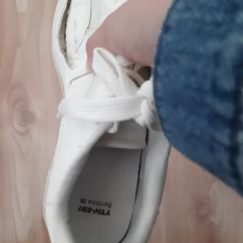 Bershka 1 Çift Aldığım Beyaz Spor Ayakkabımın Yapışkanından Açılma Yaptı