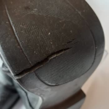 FLO Ayakkabı 2 Aylık Ayakkabının Tabanı Kırıldı