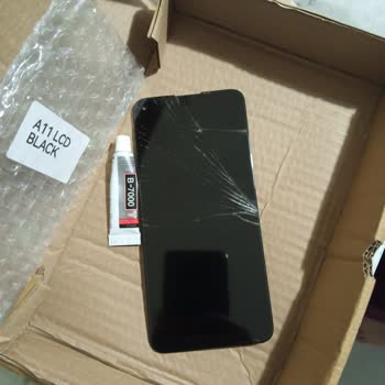 N11 Kargo Kutusu İçinden Kırık Çıkan Telefon Ekranı