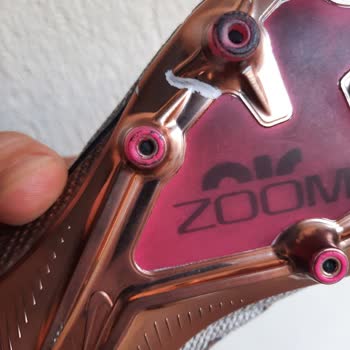 Nike Kramponun Tabanındaki Metalik Bakır Rengi Soyuldu!