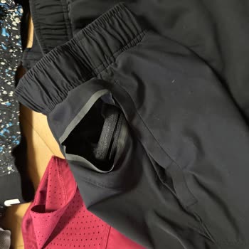 Under Armour Şortumun Fermuarı Yeri Yırtıldı Ve Çözüm Bulunmadı.