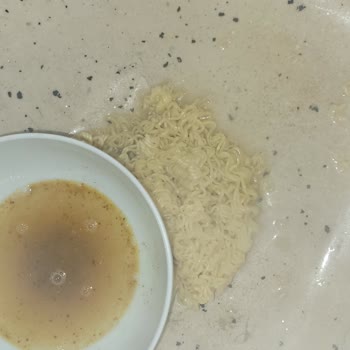 Oba Noodle Böcek Çıktı