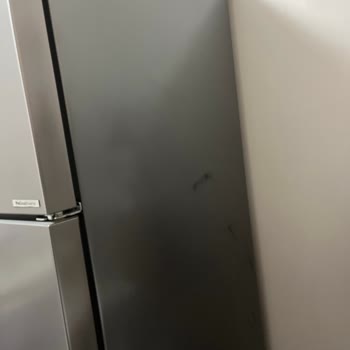 Arçelik Gri Buzdolabı Boyası Aktı Siyah Lekeler Oluştu.
