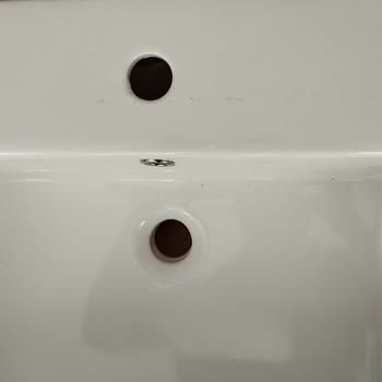 Bocchi Marka Lavabonun Kutusundan Çıkarıldığında Çizik Olması