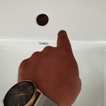 Bocchi Marka Lavabonun Kutusundan Çıkarıldığında Çizik Olması