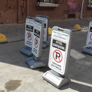 Nova Vista Hotels Deluxe&Suites Sokak Girişini Dubalarla Kapatmak