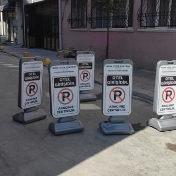 Nova Vista Hotels Deluxe&Suites Sokak Girişini Dubalarla Kapatmak