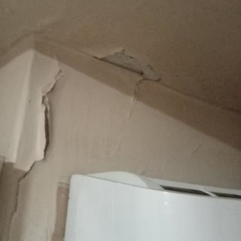 Özgür Otel (İzmit) Sesten Ve Pislikten Uyuyamıyoruz