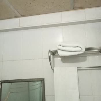 Özgür Otel (İzmit) Sesten Ve Pislikten Uyuyamıyoruz