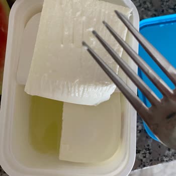 Dost Süzme Peynirde Kıl Çıktı!