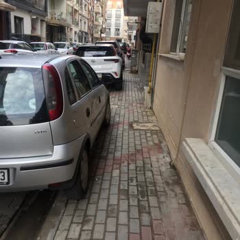 Karşıyaka Belediyesi Kaldırımdaki Engeller İçin Acil Yardım