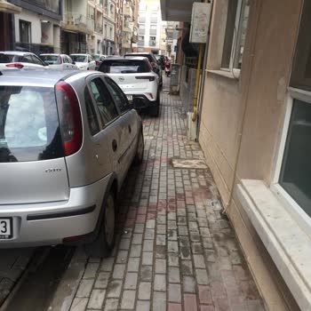 Karşıyaka Belediyesi Kaldırımdaki Engeller İçin Acil Yardım