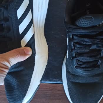 Adidas Bir Pişmanlıktır. İlgisizlik Alakasızlık Ve Satılan Ürüne.