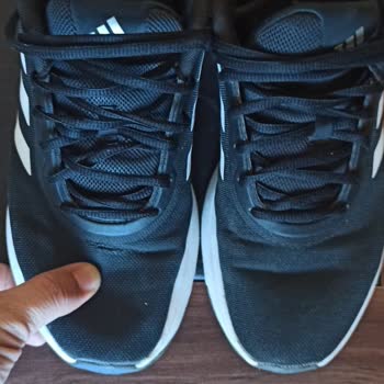 Adidas Bir Pişmanlıktır. İlgisizlik Alakasızlık Ve Satılan Ürüne.