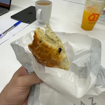 Beyaz Fırın Böcekli Poğaça Satışı