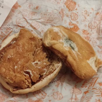 Popeyes Küflü Ekmek Gönderiyor