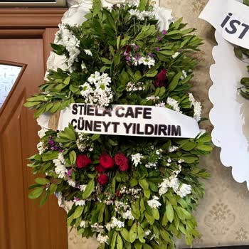 ViaBonte Çöpten Bulup Çelenk Göndermişler