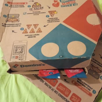 Domino's Pizza Açılmış Kutu Ve Ezilmiş Biçimde Geldi