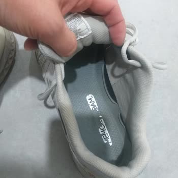 Skechers Ayakkabının 3 Yerinde Yırtılma Var