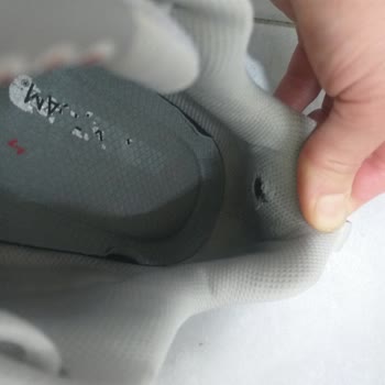 Skechers Ayakkabının 3 Yerinde Yırtılma Var