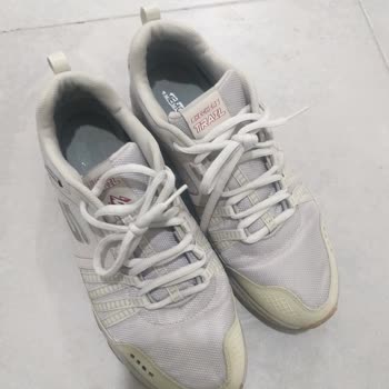 Skechers Ayakkabının 3 Yerinde Yırtılma Var