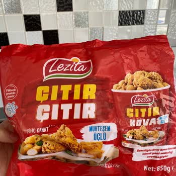 Lezita, Tavukların Tüylerini Temizlemeden Galetaya Buluyor!