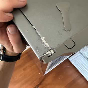 Arçelik Kusurlu Buzdolabı, Ürünün Üst Kısmı Silikonla Yapıştırılmış